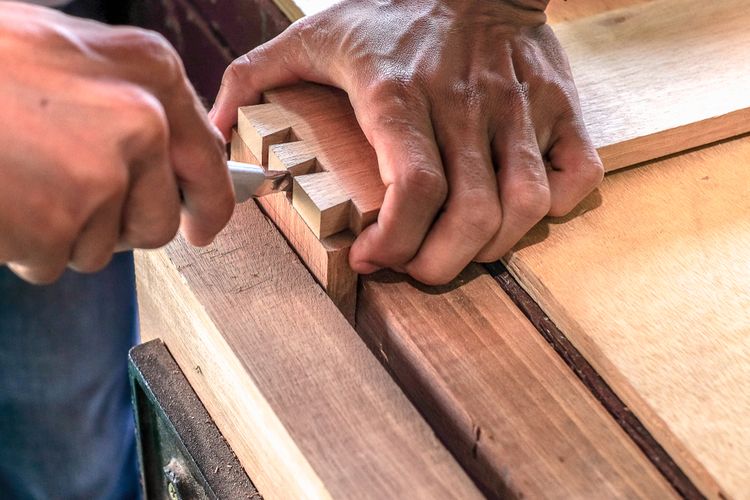 6 Cara Aman Mencegah Pertumbuhan Jamur pada Kerajinan Kayu